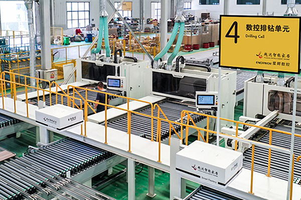 ¿Qué equipo se necesita para lograr la producción automática de muebles de carpintería?