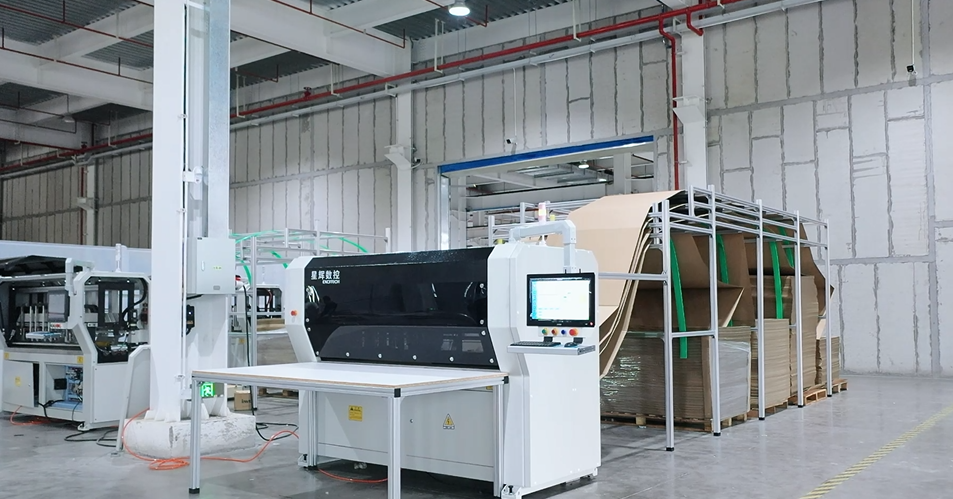 Excitech lanza una máquina de cartón de alta velocidad para la industria del embalaje de tableros de fábricas de muebles.