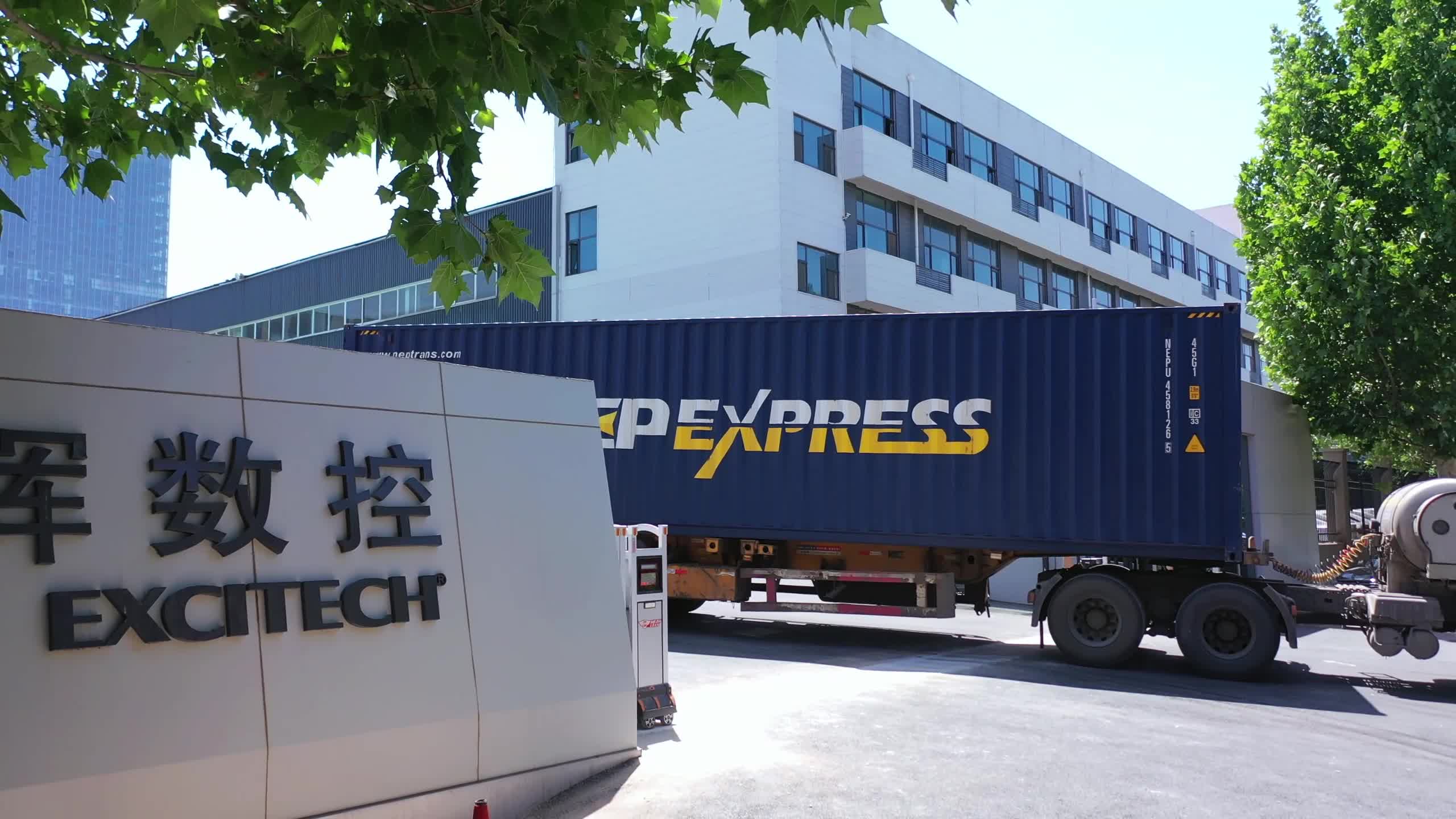 La fábrica de Excitech está enviando los pedidos de los clientes. Entregar la mercancía de forma segura a la fábrica del cliente.